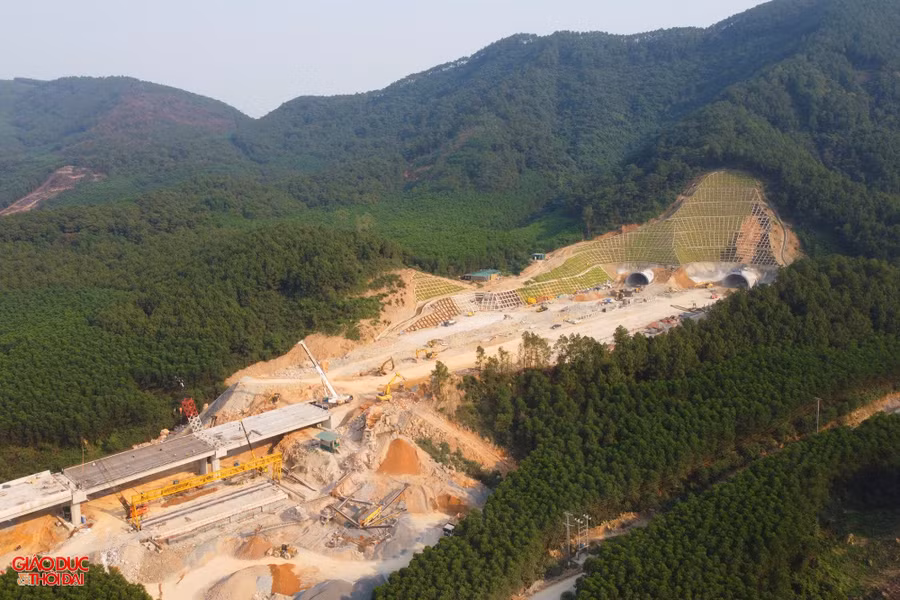 Cao tốc chạy qua hầm xuyên núi Thần Vũ. Theo thiết kế có 2 hầm, mỗi hầm rộng 13,8m. Trong đó, hầm phải dài 1,13km phục vụ giai đoạn 1 của dự án; hầm trái dài gần 1,1km dành cho phần mở rộng cao tốc giai đoạn 2.