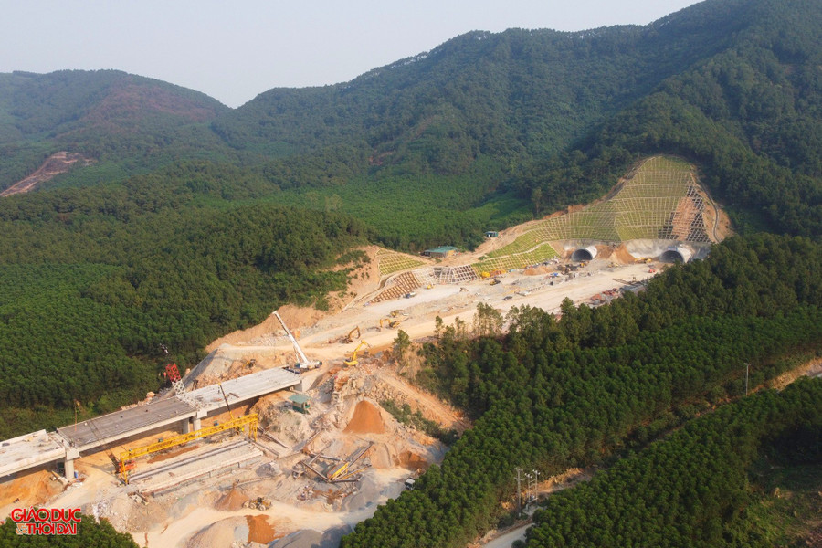 Cao tốc chạy qua hầm xuyên núi Thần Vũ. Theo thiết kế có 2 hầm, mỗi hầm rộng 13,8m. Trong đó, hầm phải dài 1,13km phục vụ giai đoạn 1 của dự án; hầm trái dài gần 1,1km dành cho phần mở rộng cao tốc giai đoạn 2. Cao tốc chạy qua hầm xuyên núi Thần Vũ. Theo thiết kế có 2 hầm, mỗi hầm rộng 13,8m. Trong đó, hầm phải dài 1,13km phục vụ giai đoạn 1 của dự án; hầm trái dài gần 1,1km dành cho phần mở rộng cao tốc giai đoạn 2.