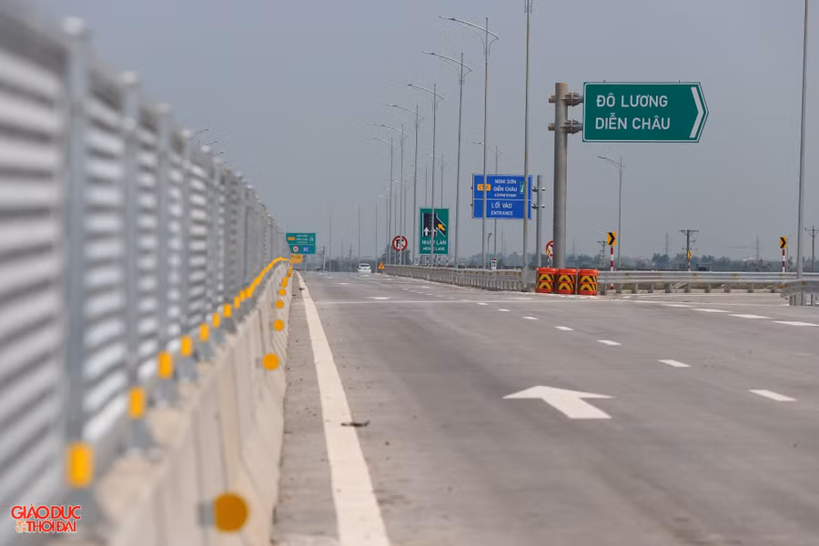 Cao tốc Diễn Châu - Bãi Vọt nút giao Quốc lộ 7C. (Ảnh: Phạm Tâm).