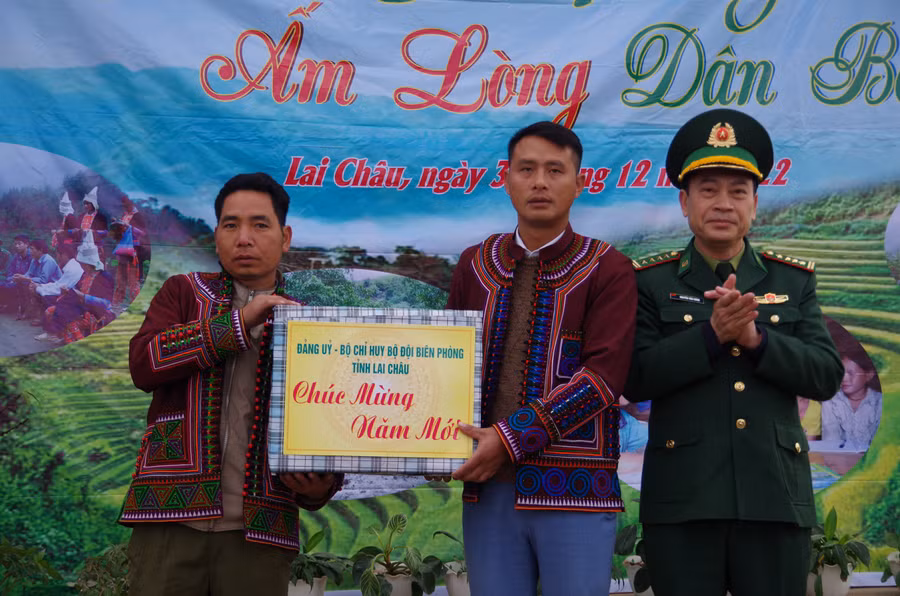 Đại tá Nguyễn Văn Hưng, Chính ủy Bộ đội Biên phòng tỉnh Lai Châu trao quà tặng bản Tả Chải, xã Sì Lở Lầu, huyện Phong Thổ.