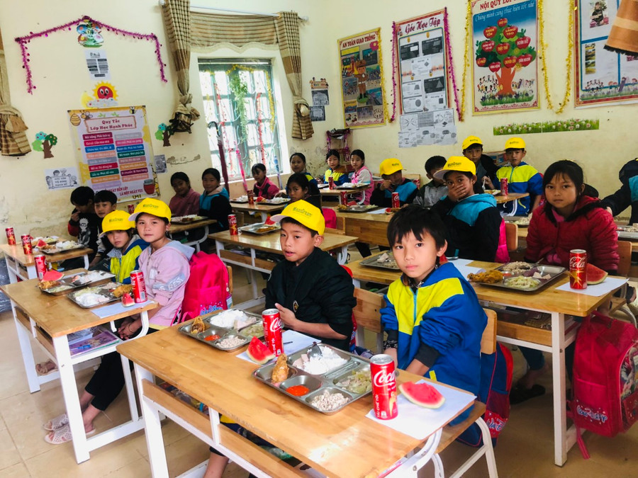 Học sinh trường phổ thông DTBT Tiểu học Hua Bum với suất cơm có thịt. Học sinh trường phổ thông DTBT Tiểu học Hua Bum với suất cơm có thịt.