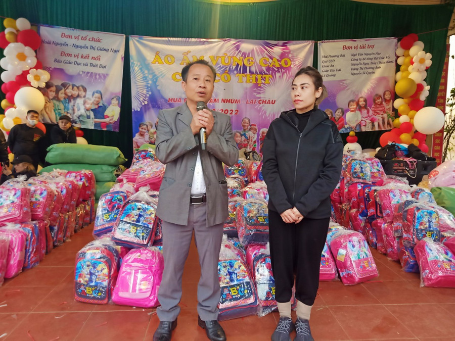 Thầy Nguyễn Văn Minh, Hiệu trưởng trường phổ thông DTBT THCS Hua Bum phát biểu cảm ơn đoàn từ thiện. Thầy Nguyễn Văn Minh, Hiệu trưởng trường phổ thông DTBT THCS Hua Bum phát biểu cảm ơn đoàn từ thiện.