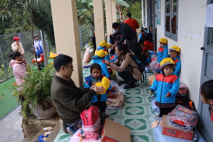 Trao quà cho trẻ mầm non ở điểm trường Pa Cheo.