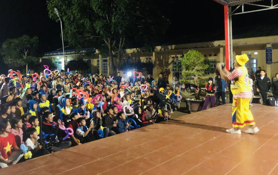 Học sinh thích thú với màn biểu diễn của chú hề. Học sinh thích thú với màn biểu diễn của chú hề.