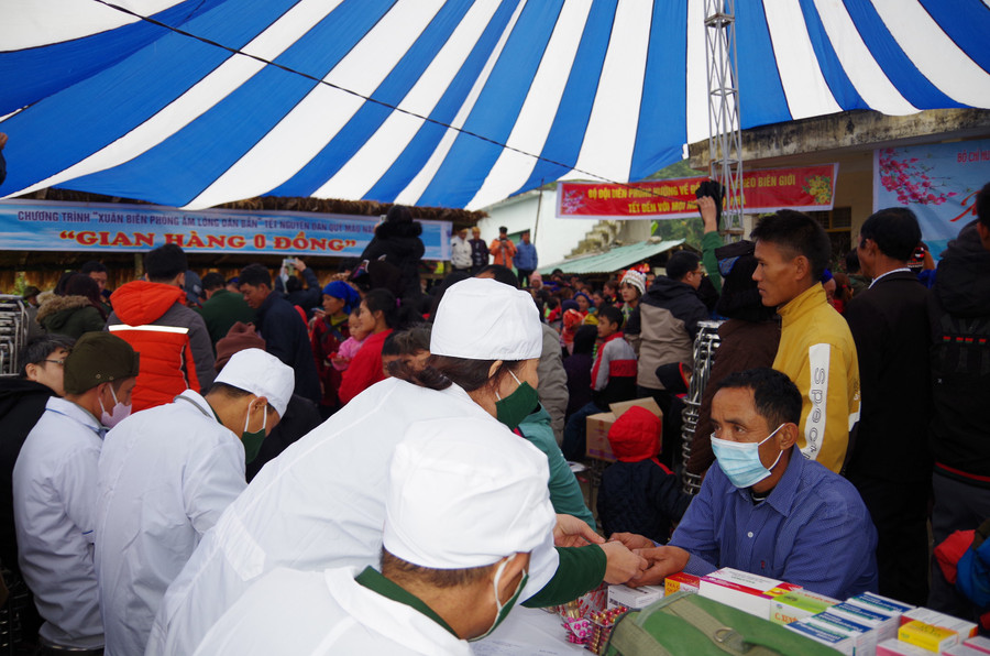 Quân y Bộ đội Biên phòng tỉnh Lai Châu tổ chức khám bệnh và phát thuốc miễn phí cho nhân dân bản Tả Chải. Quân y Bộ đội Biên phòng tỉnh Lai Châu tổ chức khám bệnh và phát thuốc miễn phí cho nhân dân bản Tả Chải.