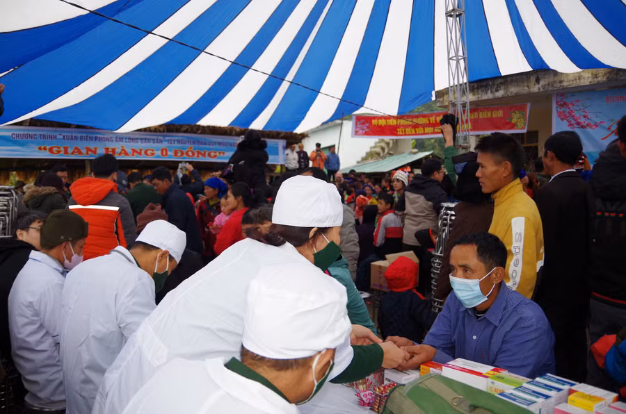 Quân y Bộ đội Biên phòng tỉnh Lai Châu tổ chức khám bệnh và phát thuốc miễn phí cho nhân dân bản Tả Chải.