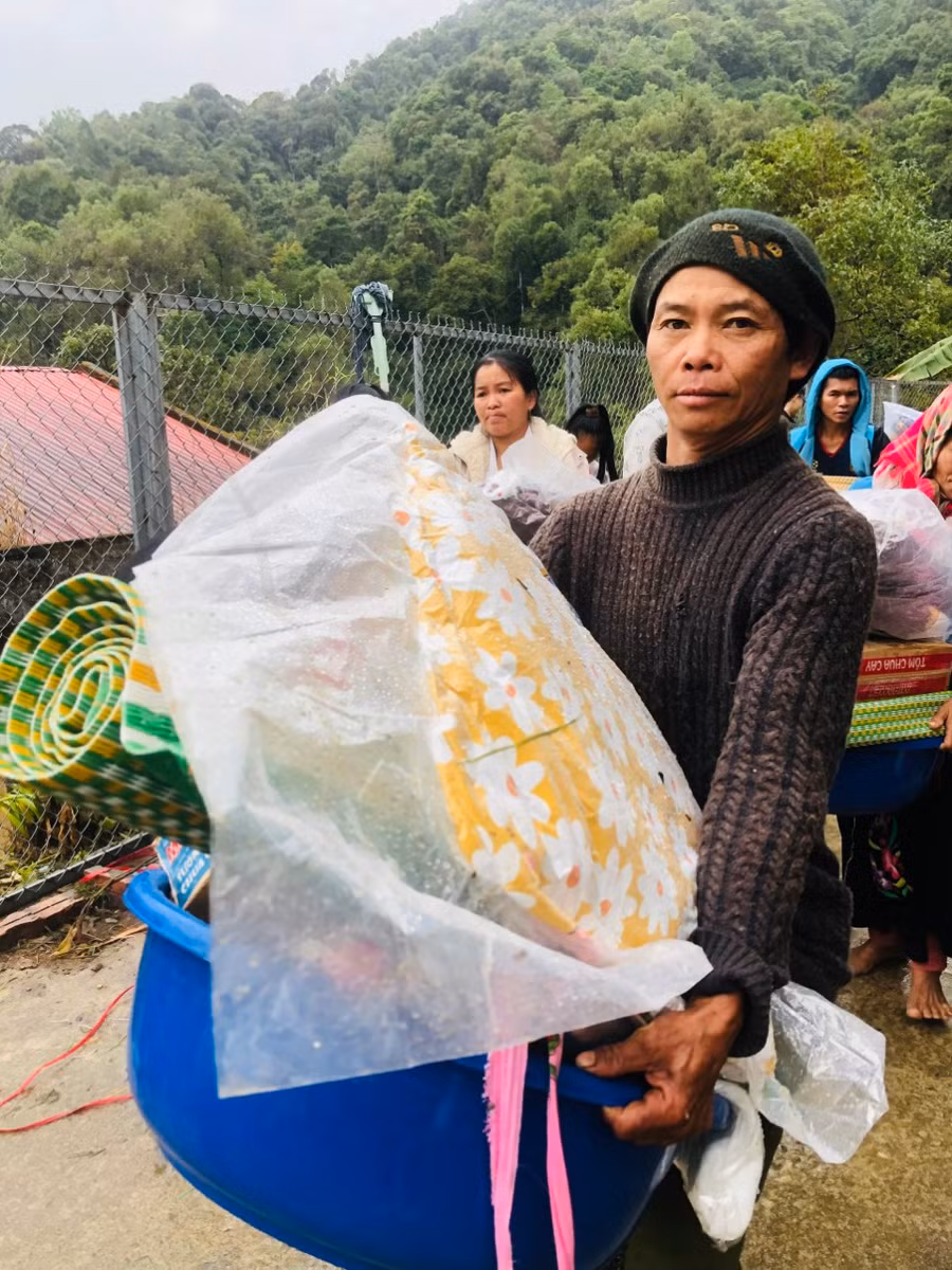 Những phần quà thiết thực được gửi đến người dân: Mì, muối, nước mắm, chậu, chảo, chiếu, chăn...