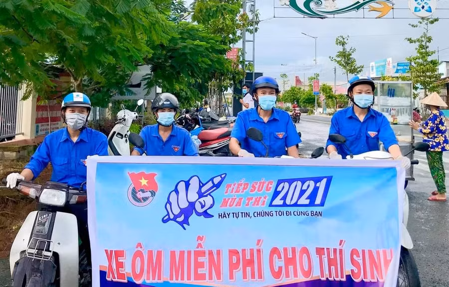 Tuổi trẻ Sóc Trăng vừa tiếp sức thí sinh vừa chung tay phòng dịch Covid-19