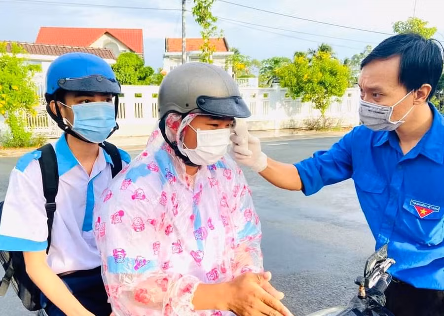 Tuổi trẻ&nbsp;Sóc&nbsp;Trăng vừa tiếp sức thí sinh vừa chung tay phòng dịch Covid-19 ảnh 2