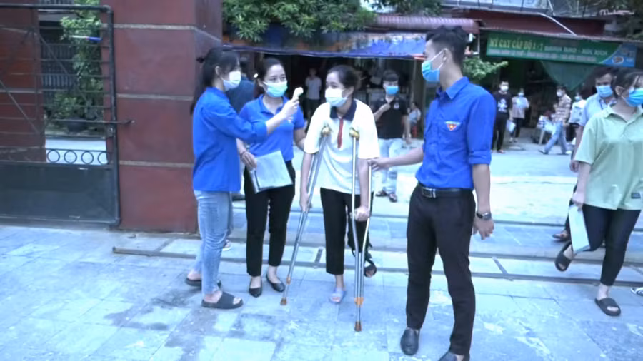 Xúc động cảnh nữ sinh bị thương ở chân được đội tình nguyện đưa đón đi thi ảnh 3