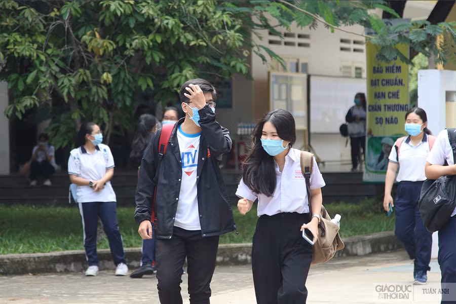 "Sóng" của Xuân Quỳnh vào đề thi Ngữ văn: Thí sinh tự tin vì đề thi vừa sức ảnh 42