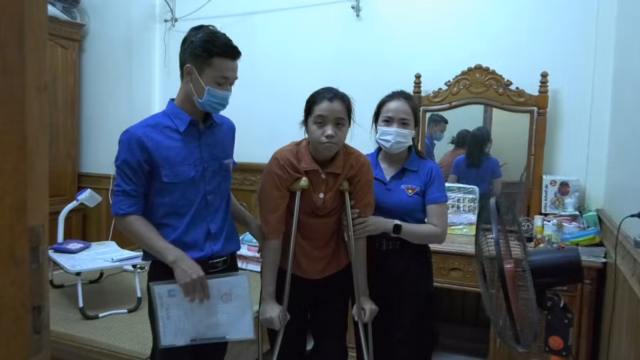 Xúc động cảnh nữ sinh bị thương ở chân được đội tình nguyện đưa đón đi thi ảnh 1