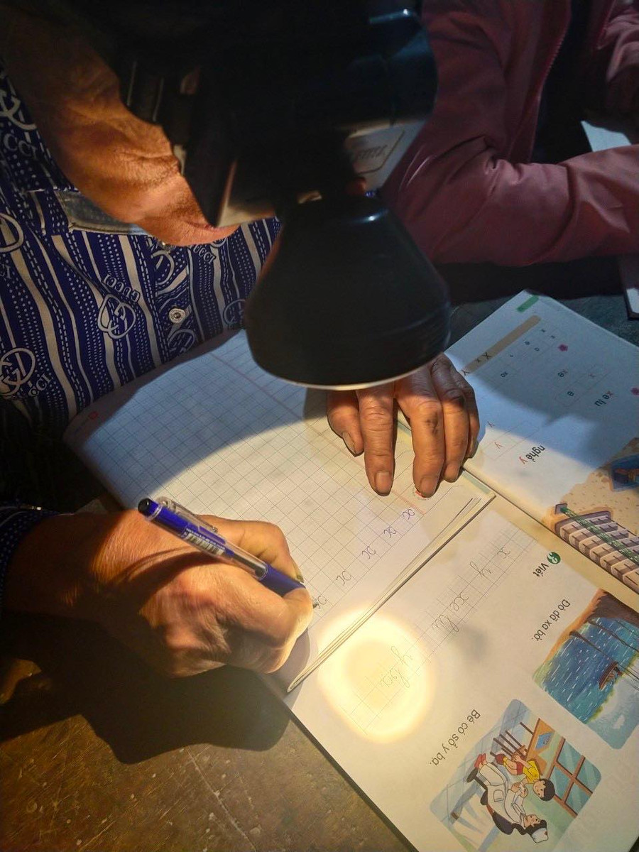 Bà con thôn Bản Lồm, xã Nam Cường, huyện Chợ Đồn, tỉnh Bắc Kạn tham gia lớp học xoá mù chữ đầy đủ với mong muốn thông qua lớp học này bà con sẽ biết đọc, biết viết, biết tính toán từ đó cuộc sống sẽ bớt khó khăn hơn. Bà con thôn Bản Lồm, xã Nam Cường, huyện Chợ Đồn, tỉnh Bắc Kạn tham gia lớp học xoá mù chữ đầy đủ với mong muốn thông qua lớp học này bà con sẽ biết đọc, biết viết, biết tính toán từ đó cuộc sống sẽ bớt khó khăn hơn.