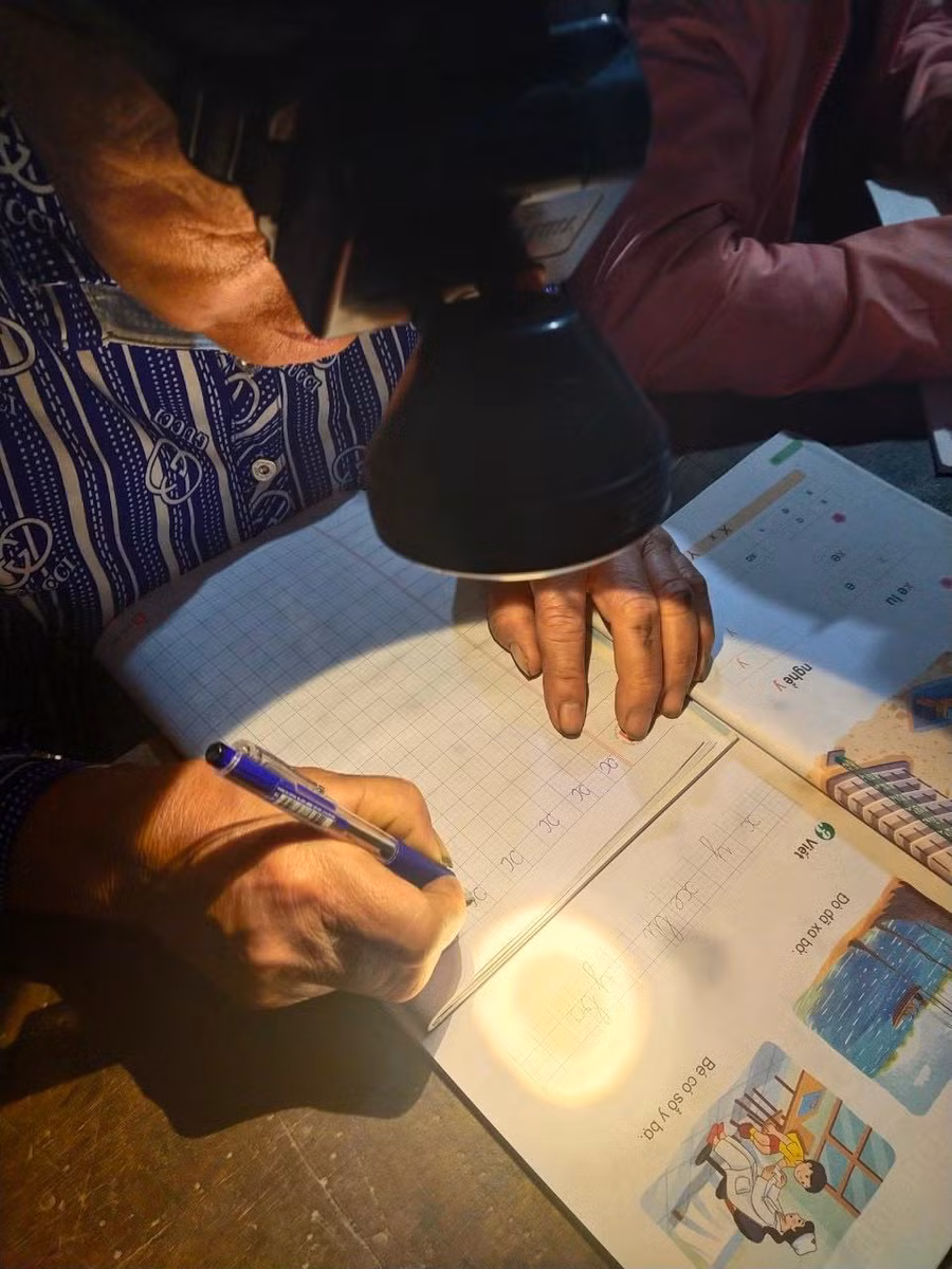 Bà con thôn Bản Lồm, xã Nam Cường, huyện Chợ Đồn, tỉnh Bắc Kạn tham gia lớp học xoá mù chữ đầy đủ với mong muốn thông qua lớp học này bà con sẽ biết đọc, biết viết, biết tính toán từ đó cuộc sống sẽ bớt khó khăn hơn.