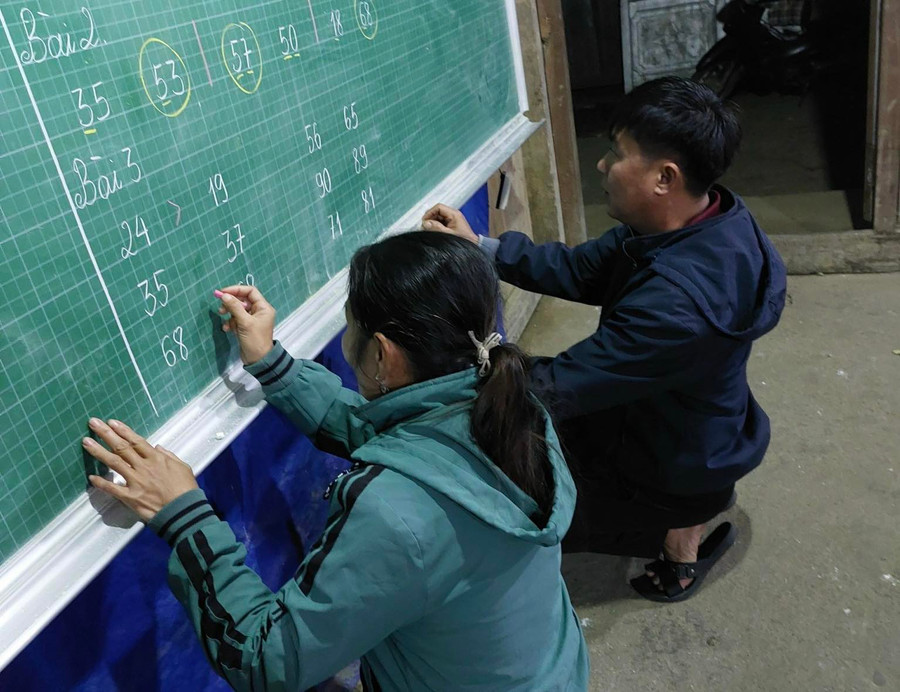 Dưới dự hướng dẫn tận tình của các thầy cô giáo các học viên lớp xoá mù chữ thôn Bản Lồm đã cơ bản biết đọc biết viết.