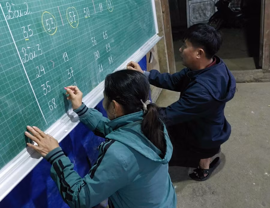 Dưới dự hướng dẫn tận tình của các thầy cô giáo các học viên lớp xoá mù chữ thôn Bản Lồm đã cơ bản biết đọc biết viết.