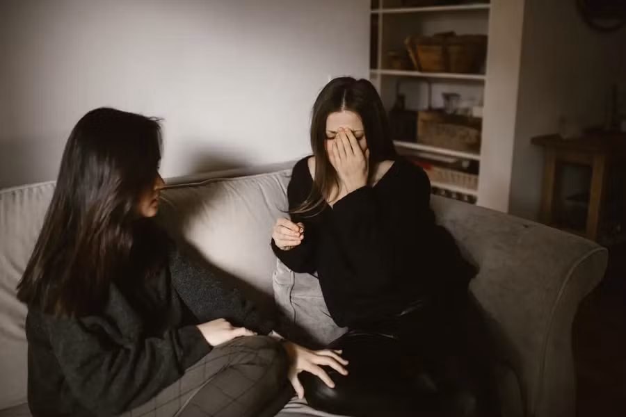 Hãy liên hệ với mẹ của anh ta hoặc mời bà ấy đến gặp bạn và kể cho bà ấy toàn bộ câu chuyện để bà ấy đứng về phía bạn. (Ảnh: ITN).