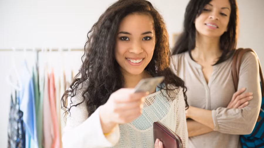 Tiết kiệm là chìa khóa để giáo dục tài chính cho trẻ em. (Ảnh: ITN)