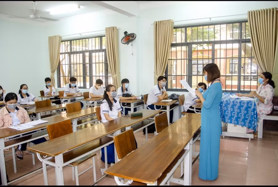 Các thí sinh bắt đầu bước vào thi môn Toán