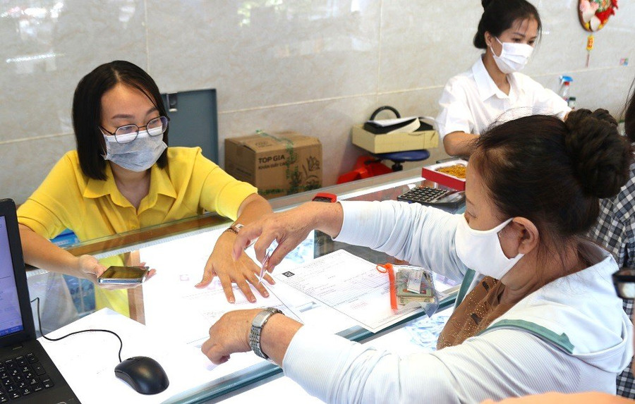 Người dân mua vàng ở Công ty TNHH MTV Vàng bạc đá quý Sài Gòn SJC. Ảnh: Lâm Ngọc