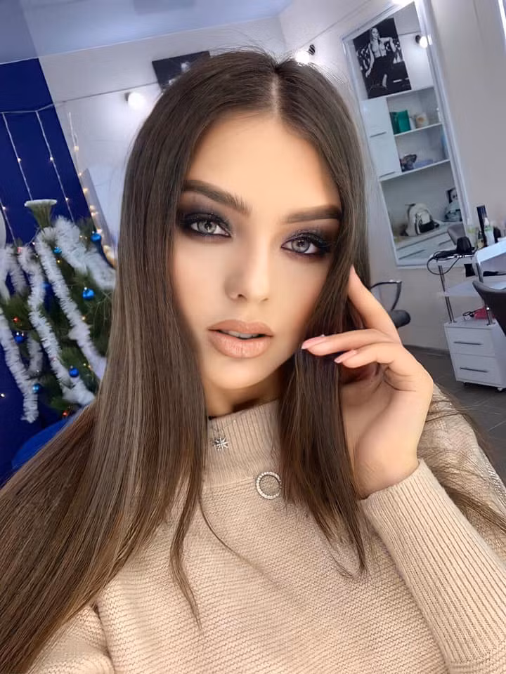 Dianka Zakhidova sở hữu gương mặt đẹp cùng đôi mắt hút hồn.