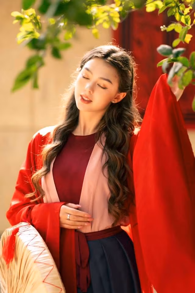 Dianka Zakhidova đang hoạt động là người mẫu tại Việt Nam.