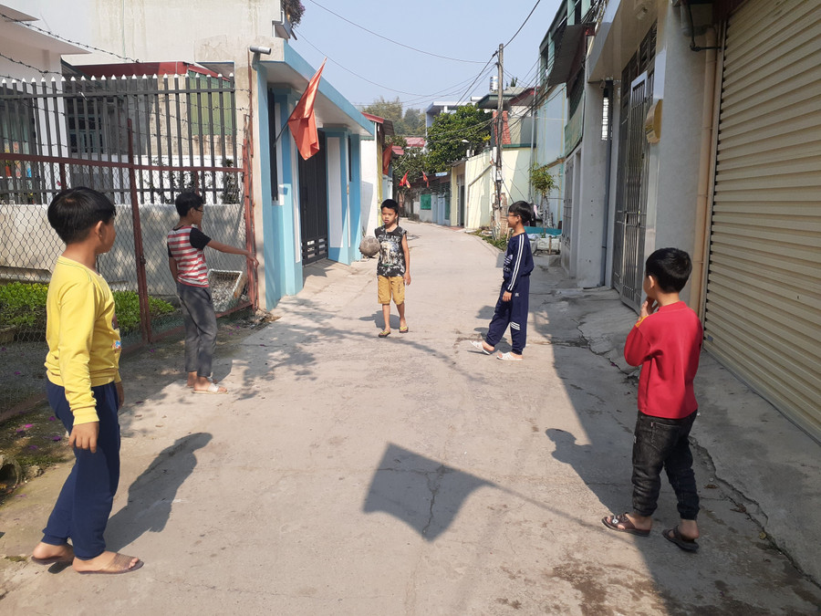 Trẻ em khu vực thành phố Điện Biên Phủ tranh thủ giải trí trong thời gian nghỉ tạm Trẻ em khu vực thành phố Điện Biên Phủ tranh thủ giải trí trong thời gian nghỉ tạm