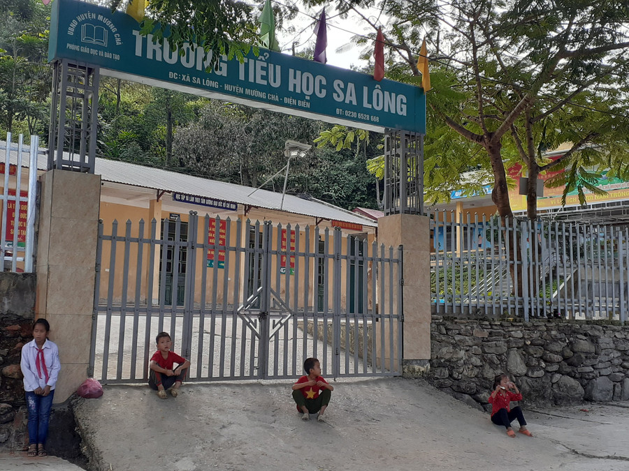 Học sinh trường Tiểu học Sa Lông trong một buổi đến trường Học sinh trường Tiểu học Sa Lông trong một buổi đến trường