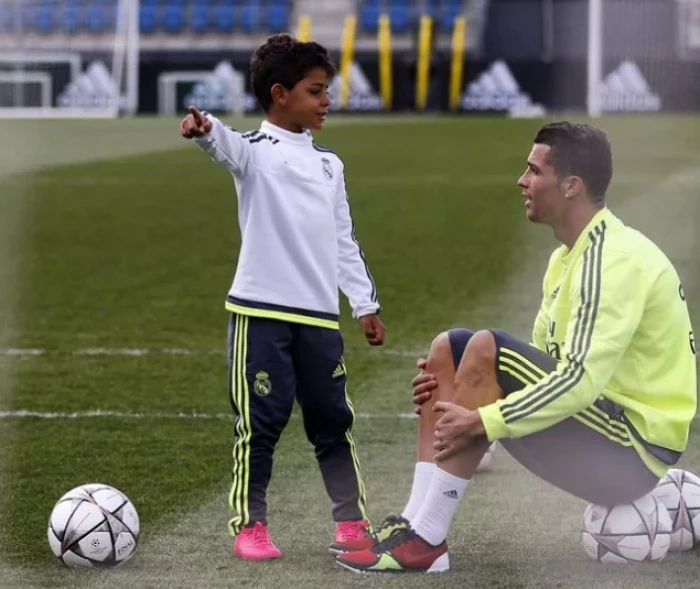 Ronaldo: Cầu thủ "gà trống" biết nuôi dạy con