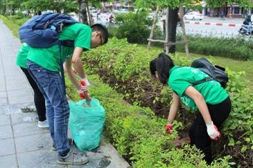 Sinh viên tại RMIT-Cơ sở Hà Nội tham gia làm sạch môi trường.