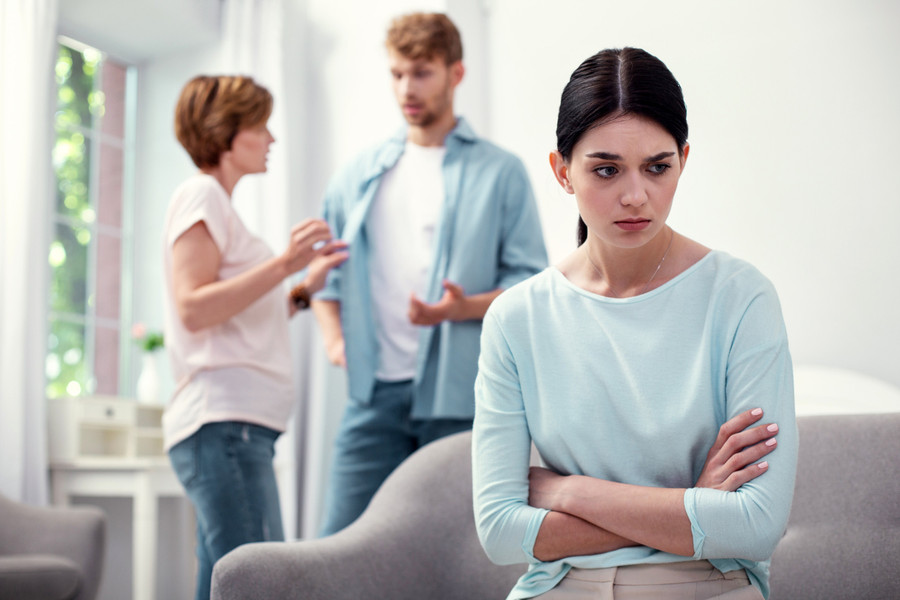 Đôi khi có những bà mẹ có thể đặt sự ích kỷ của bản thân lên trên hạnh phúc của con mình. (Ảnh: ITN). Đôi khi có những bà mẹ có thể đặt sự ích kỷ của bản thân lên trên hạnh phúc của con mình. (Ảnh: ITN).