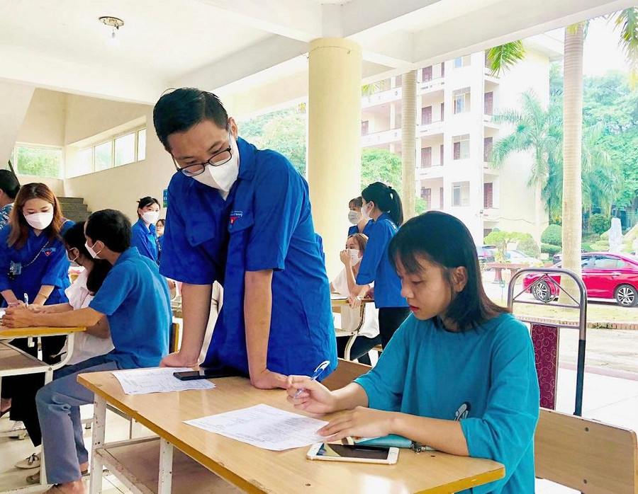 Tình nguyện viên nhiệt tình hướng dẫn, hỗ trợ sinh viên nhập học Tình nguyện viên nhiệt tình hướng dẫn, hỗ trợ sinh viên nhập học