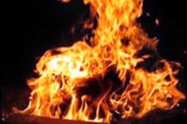 Chồng một mực lấy tiền xây nhà đi cờ bạc, vợ ôm con tự thiêu