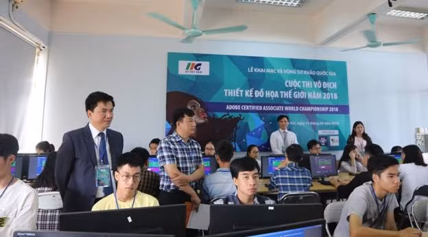 Các đại biểu kiểm tra phòng thi