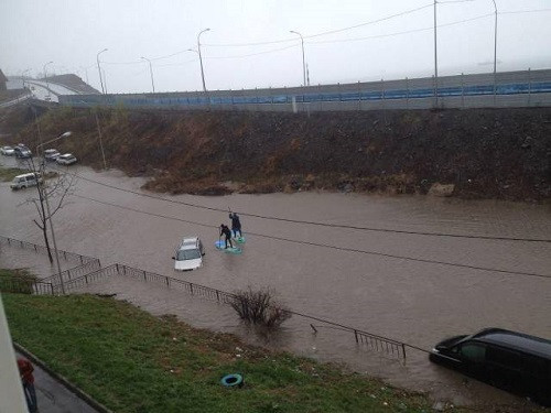 Phương tiện di chuyển khi đường phố bỗng hóa thành sông. Phương tiện di chuyển khi đường phố bỗng hóa thành sông.