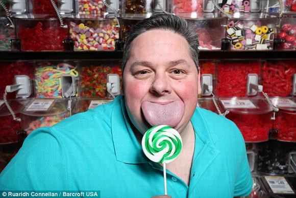 lưỡi rộng nhất thế giới 3 lưỡi rộng nhất thế giới, cha con có lưỡng rộng nhất thế giới,người đàn ông có lưỡi rộng nhất thế giới