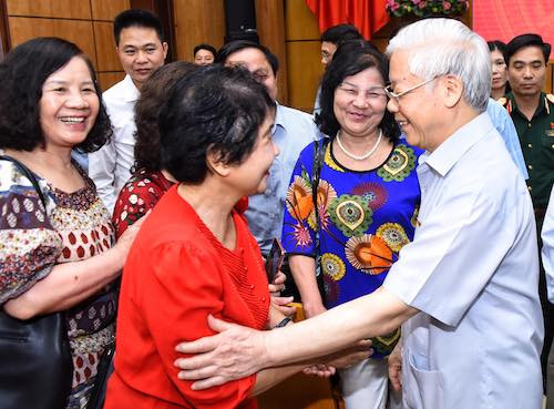 Tổng bí thư trò chuyện với cử tri sáng 13/5. Ảnh: Giang Huy