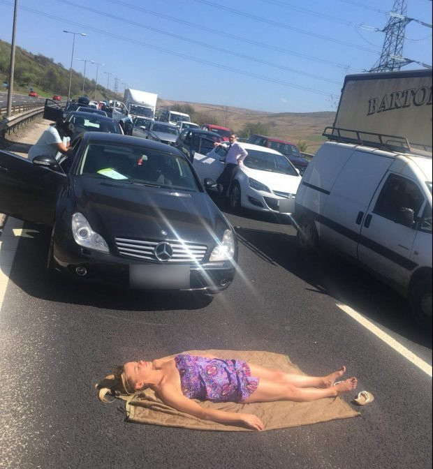 Cô gái trẻ tắm nắng trên đường khi bị kẹt xe 3h co gai tam nang tren duong