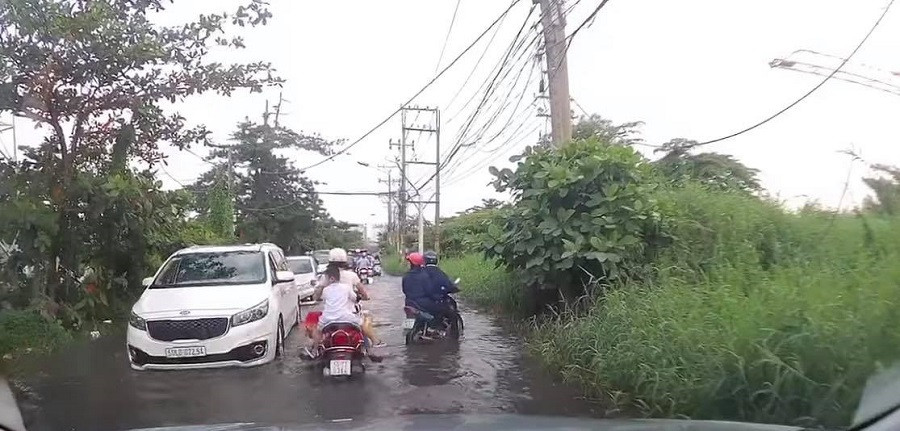 Cuộc sống của người dân nhiều nơi tại quận 2 bị đảo lộn vì ngập. Cuộc sống của người dân nhiều nơi tại quận 2 bị đảo lộn vì ngập.