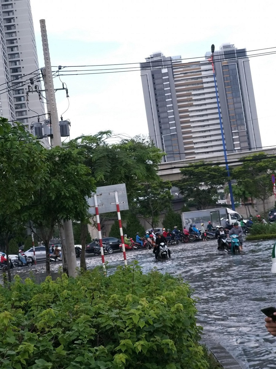 Sáng 1/10, khu vực dân cư An Phú (Quận 2) vẫn lênh láng nước. Sáng 1/10, khu vực dân cư An Phú (Quận 2) vẫn lênh láng nước.