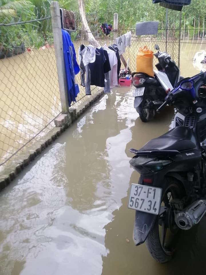 Nước tràn bờ bao, bờ kè. Nước tràn bờ bao, bờ kè.