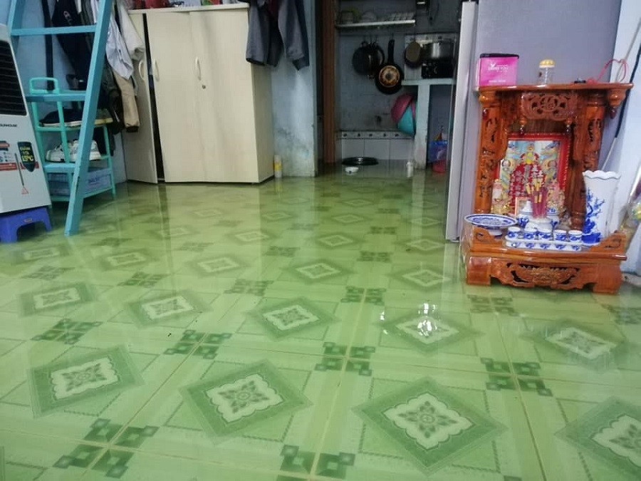 Tràn vào nhà dân dù đỉnh chiều cường đêm 30/9 đã đi qua. Tràn vào nhà dân dù đỉnh chiều cường đêm 30/9 đã đi qua.