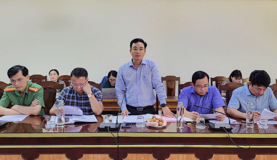 Ông Đặng Ngọc Tuấn, Giám đốc Sở GD&ĐT tỉnh Quảng Bình báo cáo về công tác chuẩn bị tổ chức kỳ thi. Ông Đặng Ngọc Tuấn, Giám đốc Sở GD&ĐT tỉnh Quảng Bình báo cáo về công tác chuẩn bị tổ chức kỳ thi.