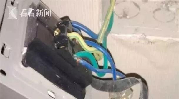 Thuê phòng khách sạn, cặp đôi phát hiện camera ẩn trong ổ điện 5 chấu nhưng lời nói của nhân viên lại gây rùng mình hơn cả - Ảnh 4. Thuê phòng khách sạn, cặp đôi phát hiện camera ẩn trong ổ điện 5 chấu nhưng lời nói của nhân viên lại gây rùng mình hơn cả - Ảnh 4.