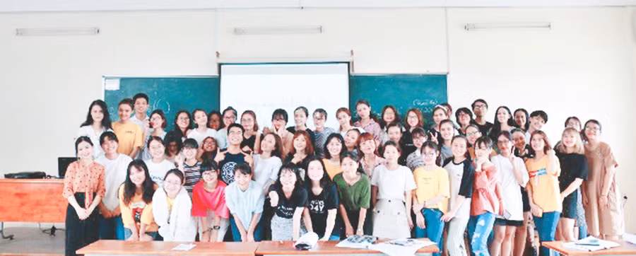 Sinh viên lớp Truyền thông K17 - Trường ĐH KHXH&NV (ĐH Quốc gia TPHCM) trong buổi công chiếu sản phẩm “Tư duy sáng tạo”. Ảnh: Nhật Ánh