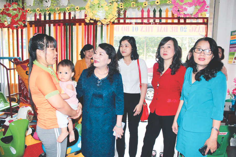 Thứ trưởng Bộ GD&ĐT Nguyễn Thị Nghĩa khảo sát các nhóm lớp tư thục tại Bình Dương. Ảnh: TG Thứ trưởng Bộ GD&ĐT Nguyễn Thị Nghĩa khảo sát các nhóm lớp tư thục tại Bình Dương. Ảnh: TG