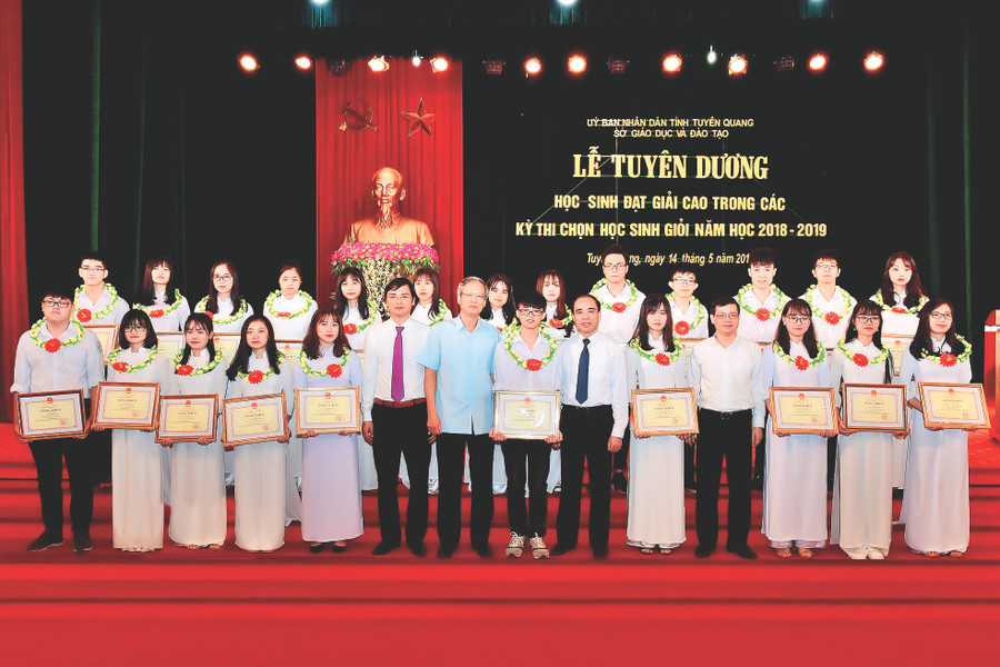 Sở GD&ĐT Tuyên Quang kết hợp với Đài Phát thanh và Truyền hình tỉnh đưa tin sự kiện của ngành. Ảnh: Lãnh đạo tỉnh và Sở GD&ĐT Tuyên Quang trong Lễ tuyên dương HS đạt giải cao các kỳ thi chọn HS giỏi năm học 2018 – 21019. Ảnh: NVCC