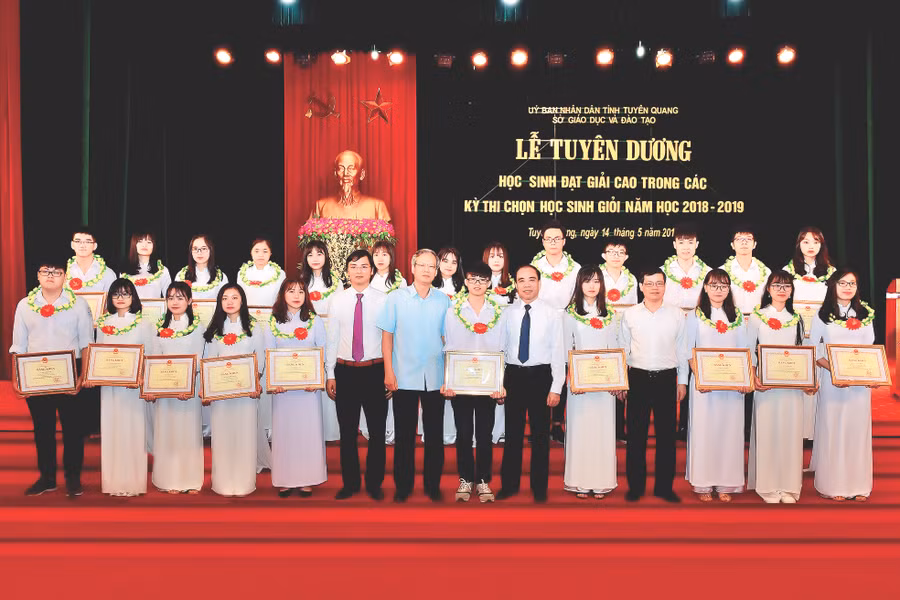 Sở GD&ĐT Tuyên Quang kết hợp với Đài Phát thanh và Truyền hình tỉnh đưa tin sự kiện của ngành. Ảnh: Lãnh đạo tỉnh và Sở GD&ĐT Tuyên Quang trong Lễ tuyên dương HS đạt giải cao các kỳ thi chọn HS giỏi năm học 2018 – 21019. Ảnh: NVCC