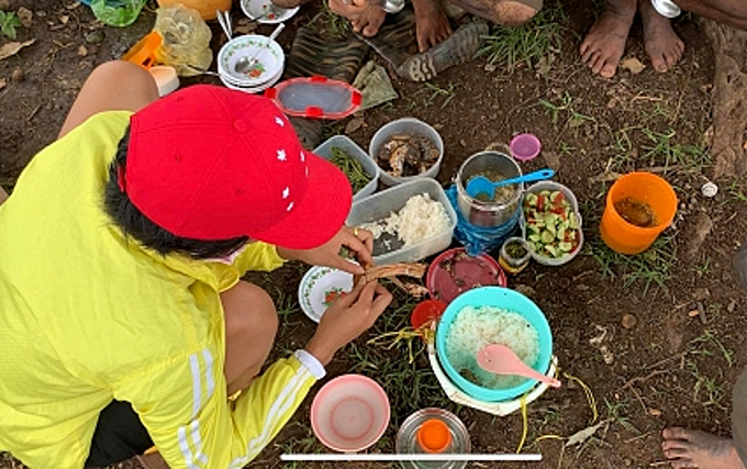 HHen Niê lội ruộng làm đồng - 1