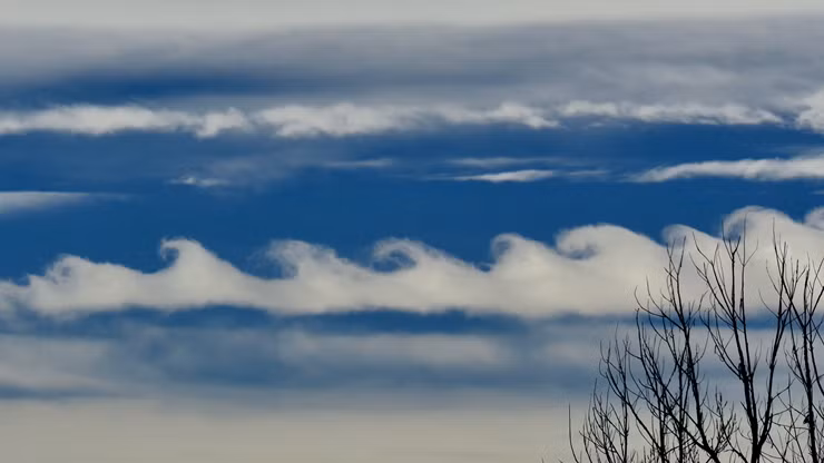 Đám mây hình sóng biển kỳ lạ xuất hiện trên bầu trời